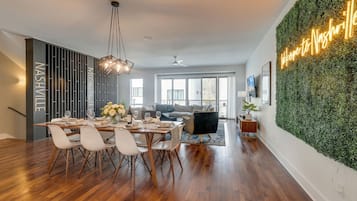House | 4 bedrooms, desk, iron/ironing board, Internet