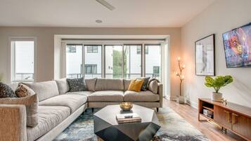 House | 4 bedrooms, desk, iron/ironing board, Internet