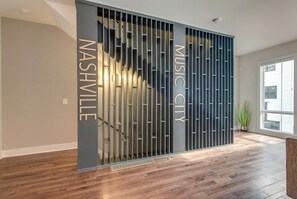 House | 4 bedrooms, desk, iron/ironing board, Internet - Downtown Luxury - 10 Beds Free Parking (Nashville)