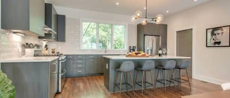 House | 4 bedrooms, desk, iron/ironing board, Internet