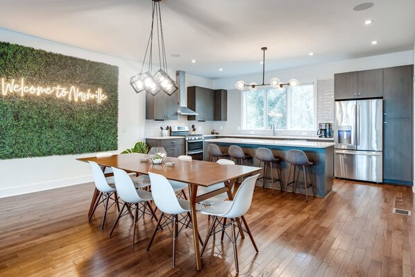 House | 4 bedrooms, desk, iron/ironing board, Internet - Downtown Luxury - 10 Beds Free Parking (Nashville)