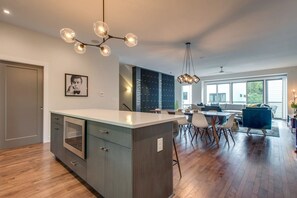 House | 4 bedrooms, desk, iron/ironing board, Internet - Downtown Luxury - 10 Beds Free Parking (Nashville)