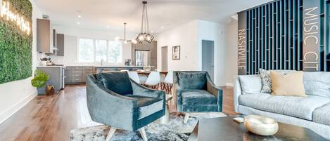 4 عدّة غرف نوم ومكتب ومكواة/لوح كي وخدمة الإنترنت