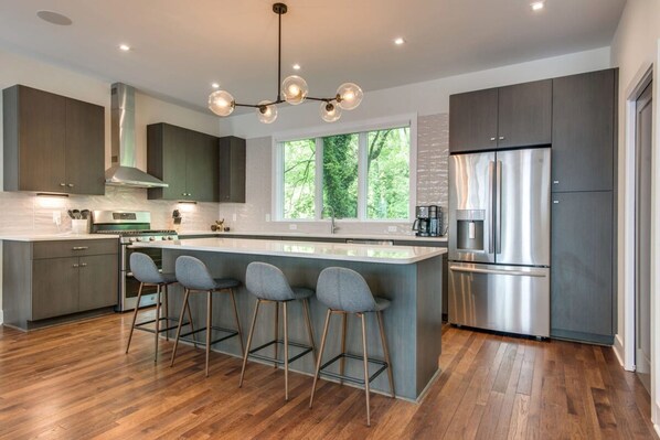 House | 4 bedrooms, desk, iron/ironing board, Internet - Downtown Luxury - 10 Beds Free Parking (Nashville)