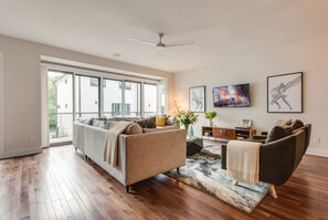 House | 4 bedrooms, desk, iron/ironing board, Internet - Downtown Luxury - 10 Beds Free Parking (Nashville)