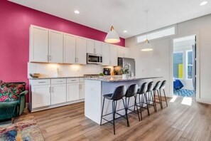 4 bedrooms, desk, Internet - NEW Pink Howdy Oasis 13 Beds Rooftop View Parking (Nashville)