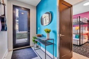 House | 4 bedrooms, desk, Internet - NEW Pink Howdy Oasis 13 Beds Rooftop View Parking (Nashville)