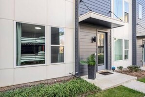 House | 4 bedrooms, desk, Internet - NEW Pink Howdy Oasis 13 Beds Rooftop View Parking (Nashville)