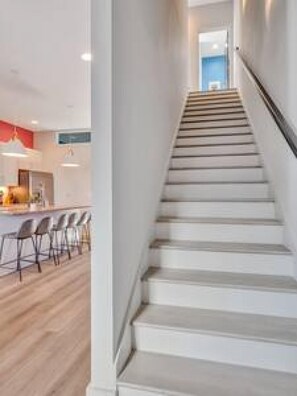 House | 4 bedrooms, desk, Internet - NEW Pink Howdy Oasis 13 Beds Rooftop View Parking (Nashville)