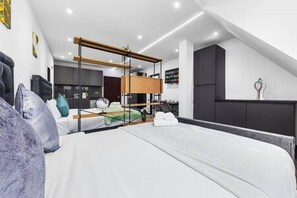 Apartment | 1 bedroom, Internet - Modern Spacious Suite Sleeps 4 in Central London (London)
