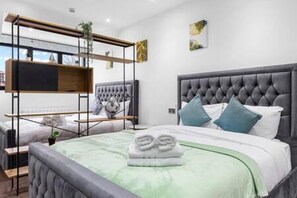 Apartment | 1 bedroom, Internet - Modern Spacious Suite Sleeps 4 in Central London (London)
