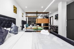 Apartment | 1 bedroom, Internet - Modern Spacious Suite Sleeps 4 in Central London (London)