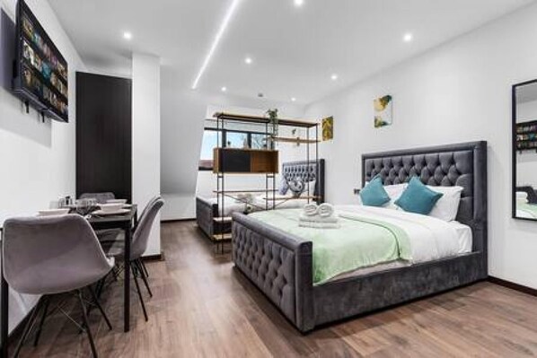 Apartment - Modern Spacious Suite Sleeps 4 in Central London (London)