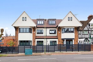 Apartment | 1 bedroom, Internet - Modern Spacious Suite Sleeps 4 in Central London (London)