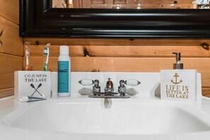 Suite | Bathroom | Free toiletries, hair dryer, toilet paper