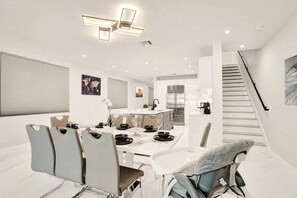 Nhà | 4 phòng ngủ, bàn, bàn ủi/dụng cụ ủi quần áo 