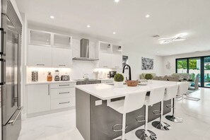 House | 4 bedrooms, desk, iron/ironing board, Internet - 4BR w htd Pool Walk to Las Olas 5mins to Beach (Fort Lauderdale)