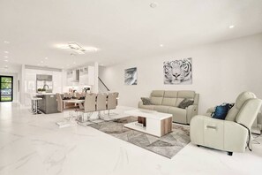 House | 4 bedrooms, desk, iron/ironing board, Internet - 4BR w htd Pool Walk to Las Olas 5mins to Beach (Fort Lauderdale)