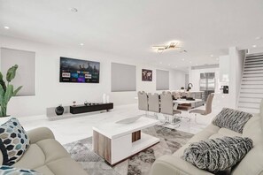 4 habitaciones, escritorio y tabla de planchar con plancha 
