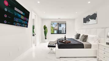 4 habitaciones, escritorio, tabla de planchar con plancha y internet