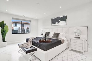 4 habitaciones, escritorio y tabla de planchar con plancha 