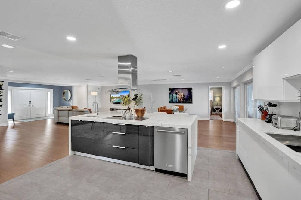 Luxe 4BR Waterfront w Htd Pool 5min to Beach