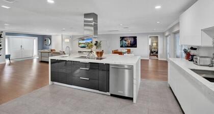 Luxe 4BR Waterfront w Htd Pool 5min to Beach