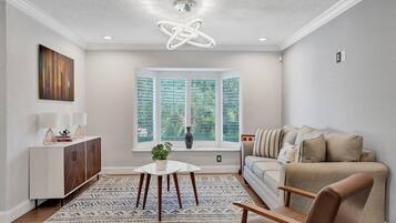 4 habitaciones, tabla de planchar con plancha y acceso a internet