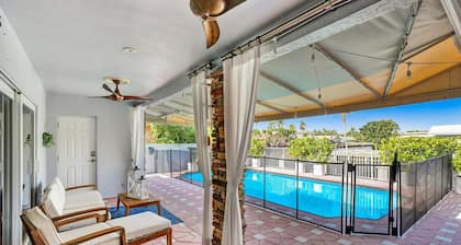 Luxe 4BR Waterfront w Htd Pool 5min to Beach