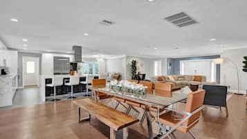 House | 4 bedrooms, iron/ironing board, Internet