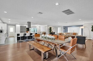 House | 4 bedrooms, iron/ironing board, Internet