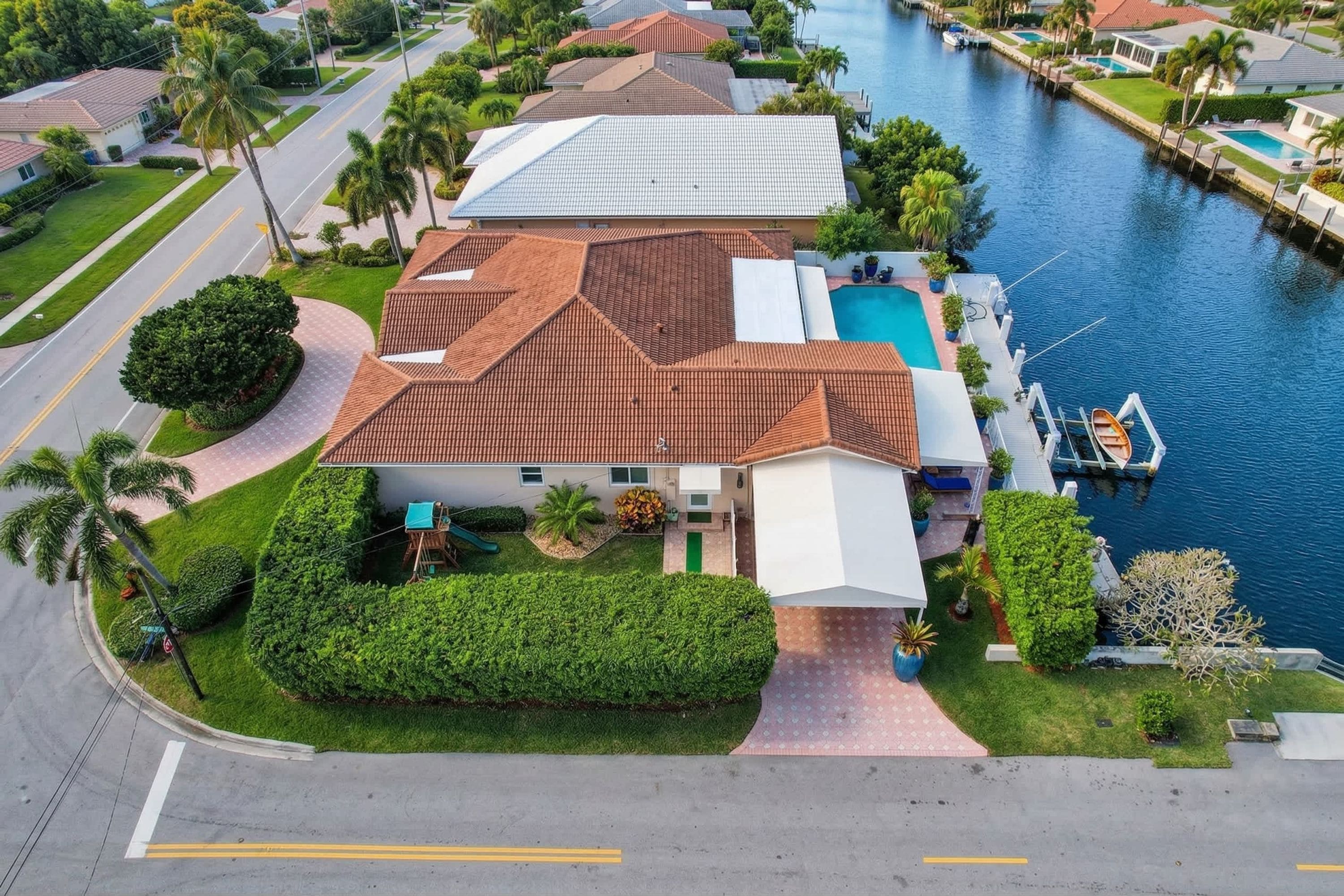 Una propiedad residencial con piscina, muelle y vista al río.