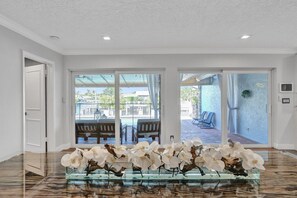 4 habitaciones, tabla de planchar con plancha y acceso a internet