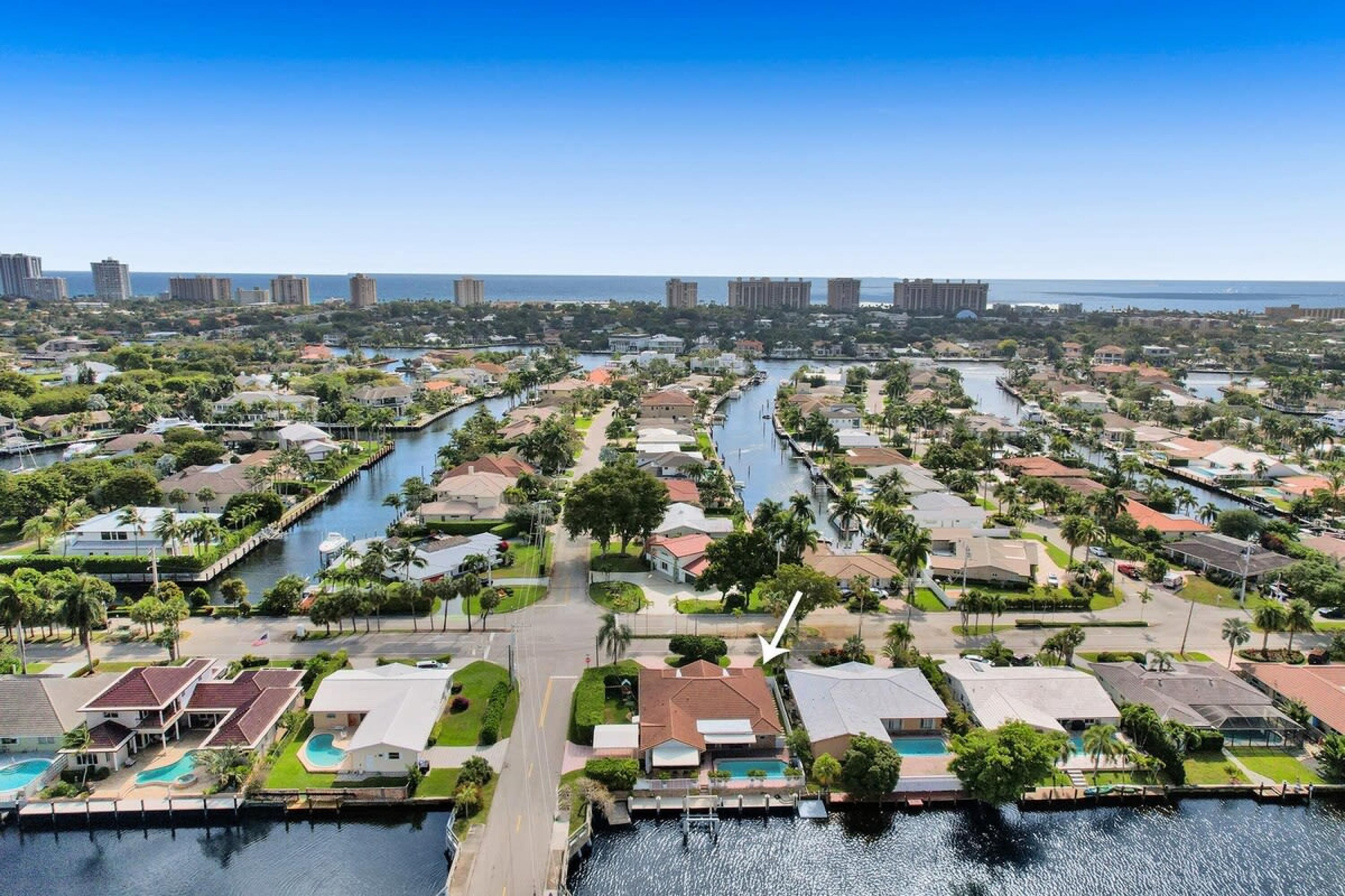 Zona residencial costera con casas, un puerto deportivo y un río.