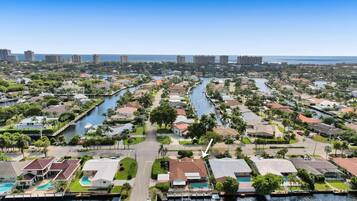 Zona residencial costera con casas, un puerto deportivo y un río.
