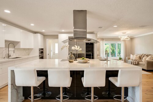 Luxe 4BR Waterfront w Htd Pool 5min to Beach