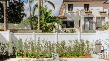 House | 4 bedrooms, desk, iron/ironing board, Internet