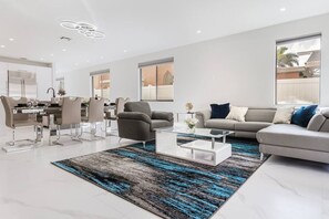 4 habitaciones, escritorio y tabla de planchar con plancha