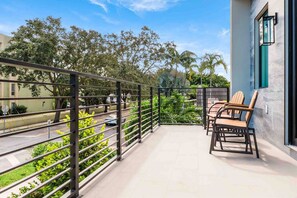 4 habitaciones, escritorio y tabla de planchar con plancha