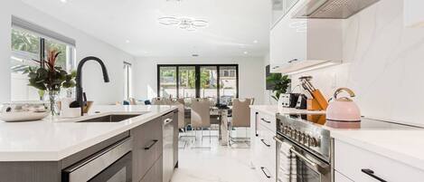 House | 4 bedrooms, desk, iron/ironing board, Internet