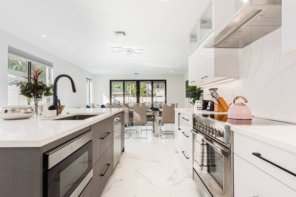 4 habitaciones, escritorio y tabla de planchar con plancha