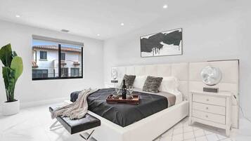 House | 4 bedrooms, desk, iron/ironing board, Internet