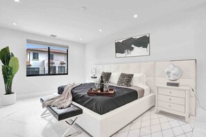 House | 4 bedrooms, desk, iron/ironing board, Internet