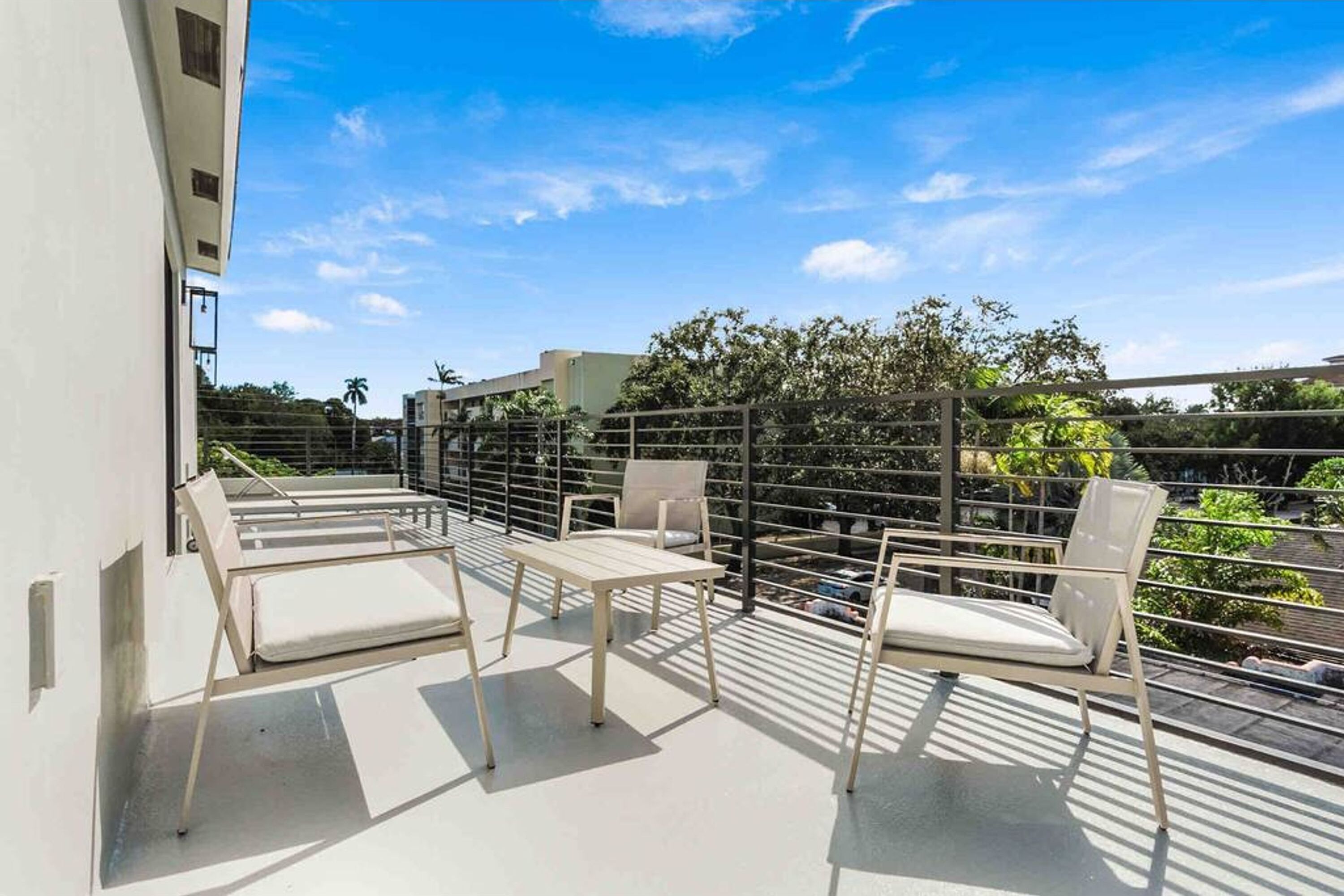 Une terrasse sur le toit, avec des sièges en plein air et une vue sur le paysage urbain.