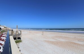 Sur la plage, chaise longue, serviettes de plage