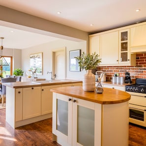 5 bedrooms, Internet - South Lodge North Lodge Luxury Accommodation (Reading)