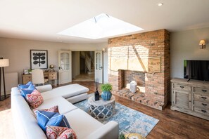 5 bedrooms, Internet - South Lodge North Lodge Luxury Accommodation (Reading)