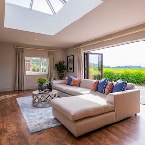 5 bedrooms, Internet - South Lodge North Lodge Luxury Accommodation (Reading)