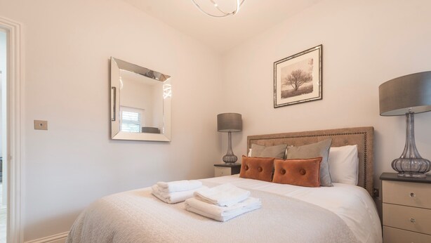 Unclassified image, 1 of 1, button - Luxury Ascot Apartment Close To Racecourse No 5 (Ascot)