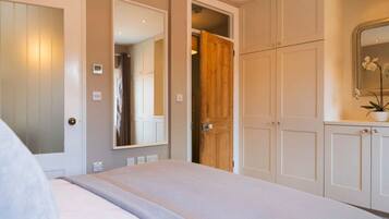 Rumah | 4 kamar tidur, meja kerja, setrika/meja setrika, dan internet